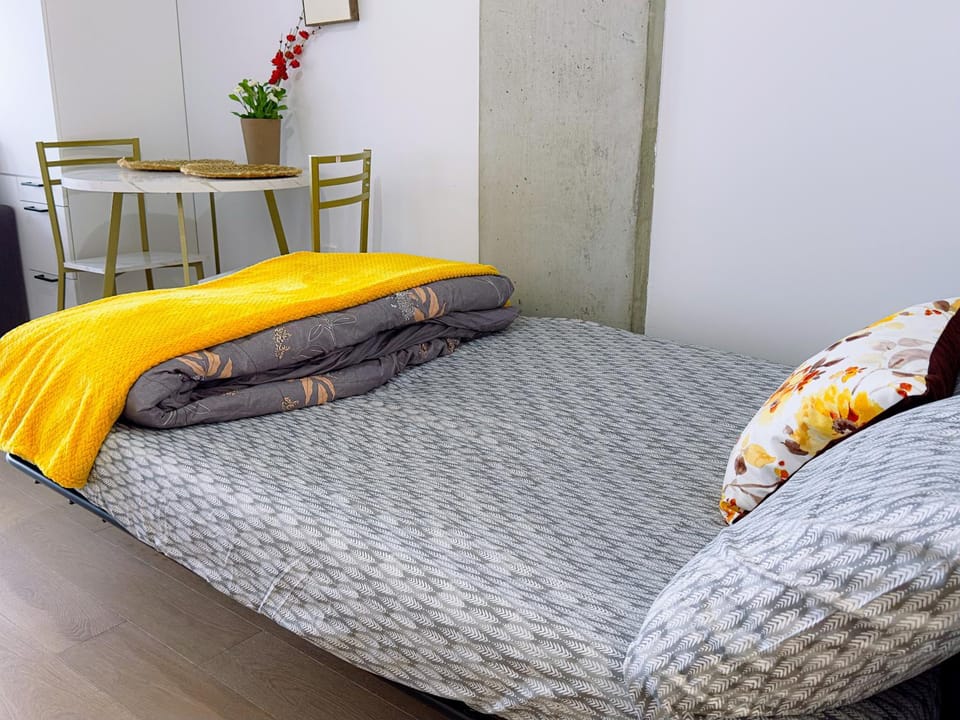 Bed, Seating area