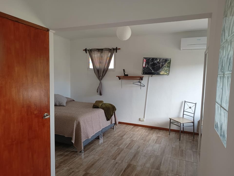 Bed, TV and multimedia, Photo of the whole room, Bedroom, wardrobe, air conditioner
