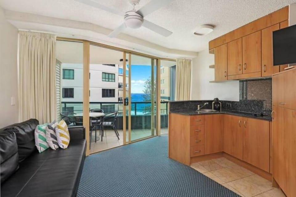 Kitchen or kitchenette, Living room, Seating area, fireplace, minibar