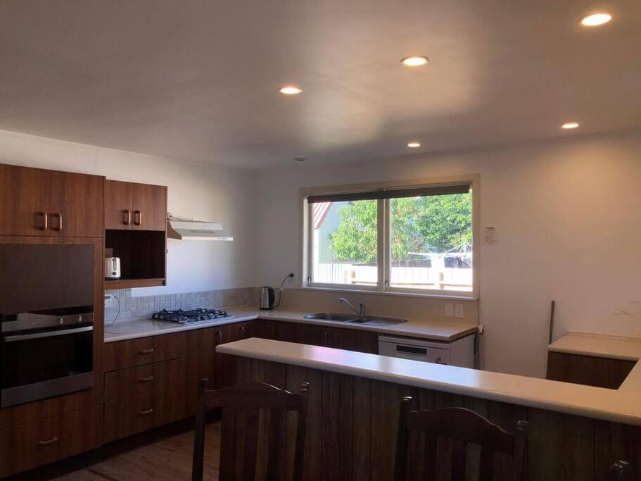 Family-Friendly 5-Bedroom Home Near Uni & Hamilton Gardens - Sleeps 10 Villa in Hamilton