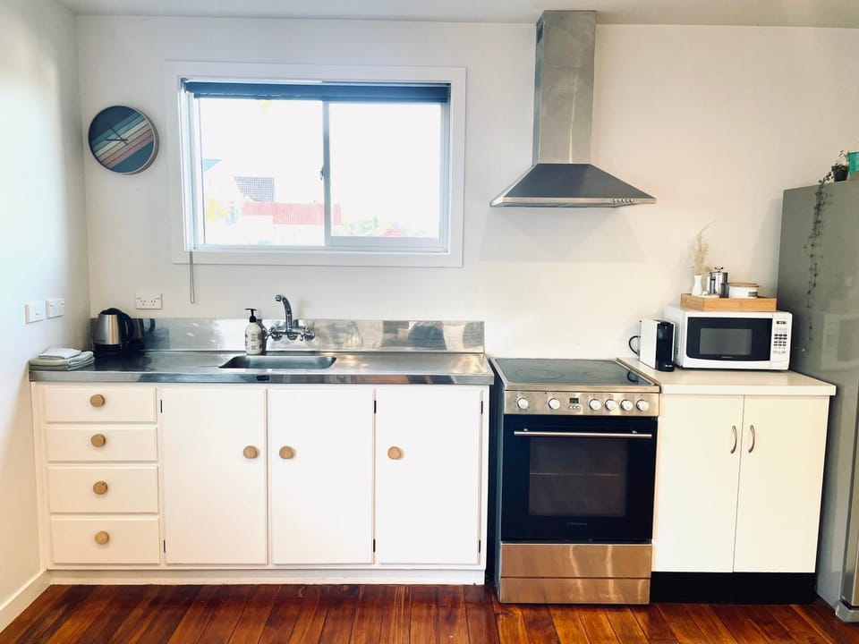 Coffee/tea facilities, Kitchen or kitchenette, stove, toaster