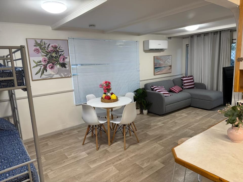 Coachstop Caravan Park Hotel in Maitland