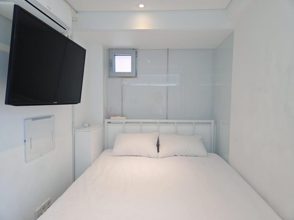 Shower, Toilet, TV and multimedia, Bedroom, hair dryier, heating, towels, air conditioner