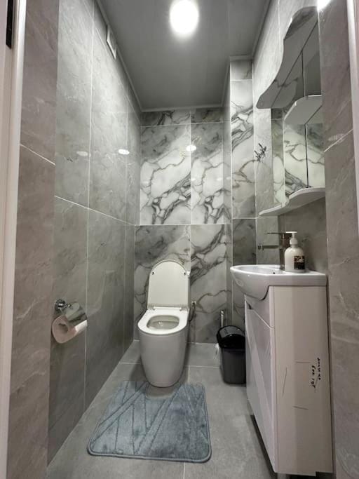 Toilet, towels