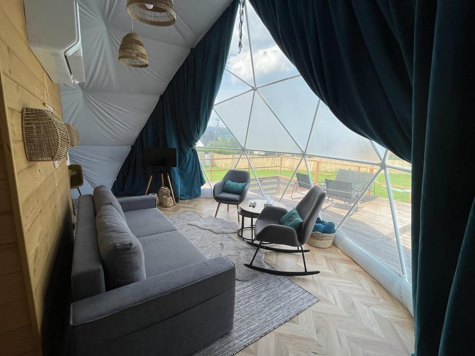 TV and multimedia, Photo of the whole room, Seating area, Garden view