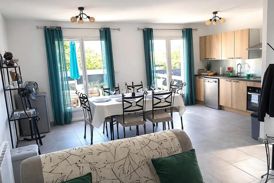 Communal lounge/ TV room, TV and multimedia, Coffee/tea facilities, View (from property/room), View (from property/room), Kitchen or kitchenette, Kitchen or kitchenette, Living room, Seating area, Dining area, Seasons, dishwasher, oven, stove, stove, kitchen, kitchen