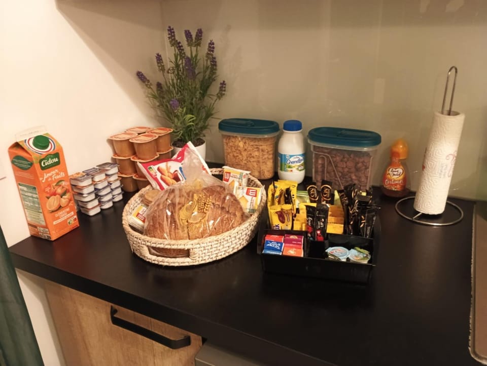 Kitchen or kitchenette, Food and drinks, Food and drinks, Food, Food, Breakfast, Breakfast, Continental breakfast, Continental breakfast, Buffet breakfast, Drinks, Drinks, toaster