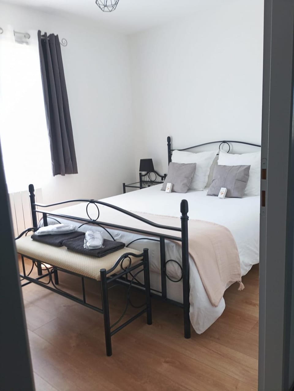Bed, Night, Photo of the whole room, Bedroom, towels, towels