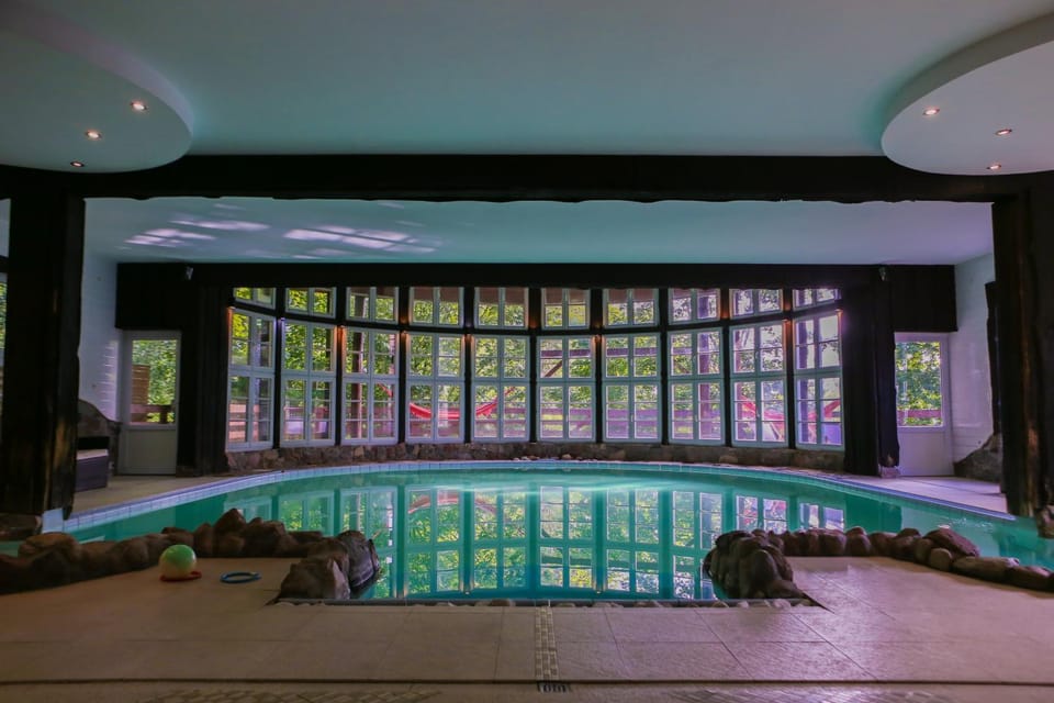 Restaurant/places to eat, Pool view, Swimming pool, Breakfast