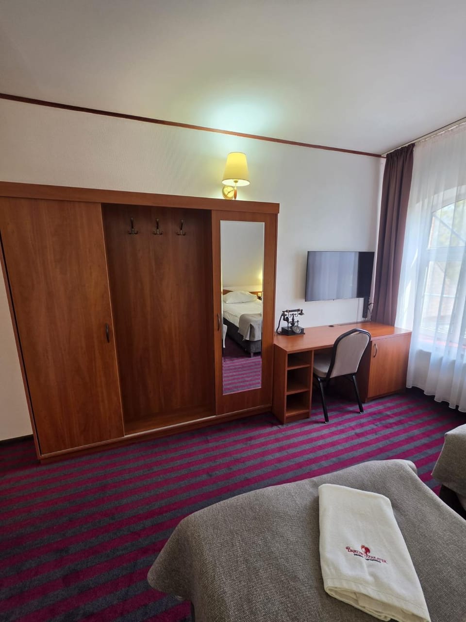Restaurant/places to eat, Bed, TV and multimedia, Photo of the whole room, Seating area, Evening entertainment, Bedroom, Swimming pool, Breakfast, wardrobe