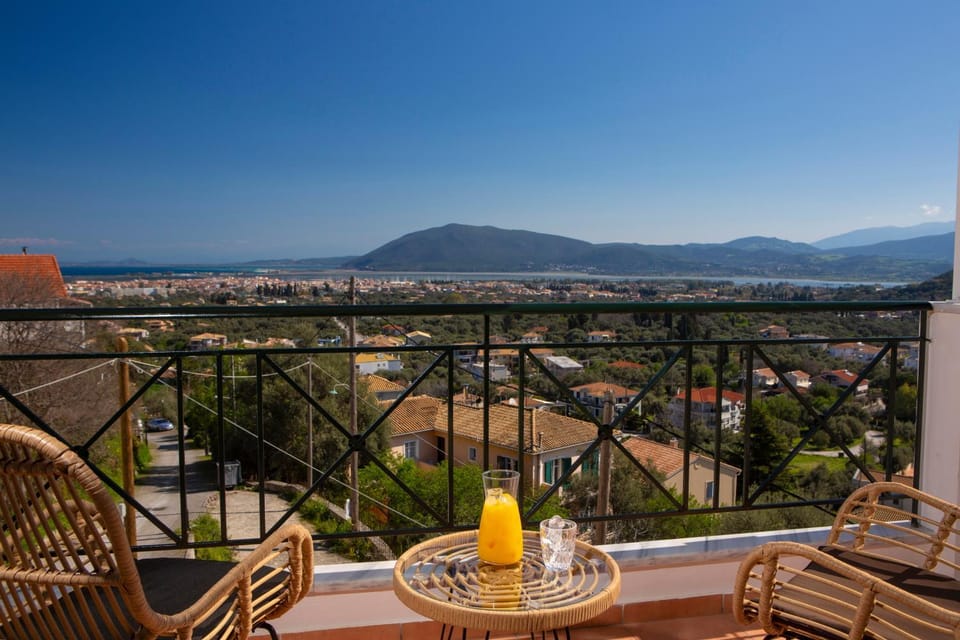 View (from property/room), Balcony/Terrace, City view, Sea view