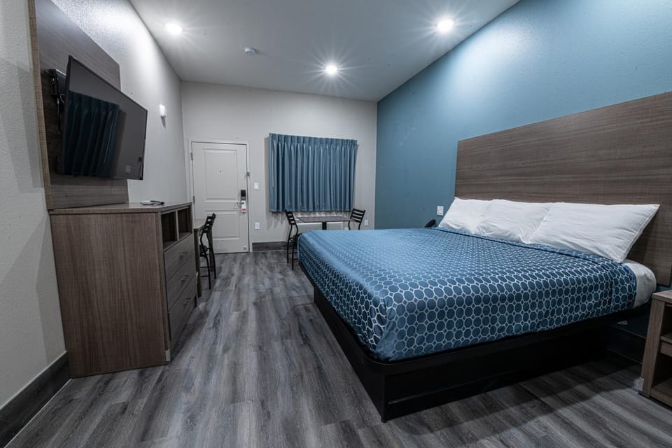 Bed, TV and multimedia, Photo of the whole room, Bedroom, hair dresser, wardrobe