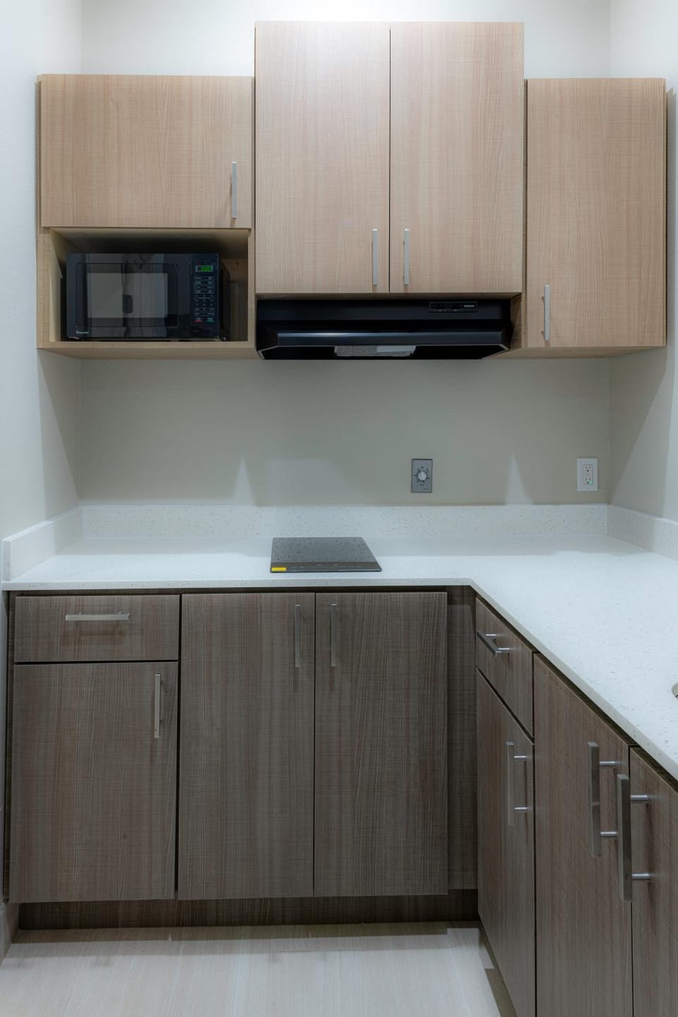 Kitchen or kitchenette, minibar, stove