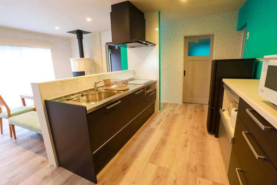Kitchen or kitchenette, minibar, stove