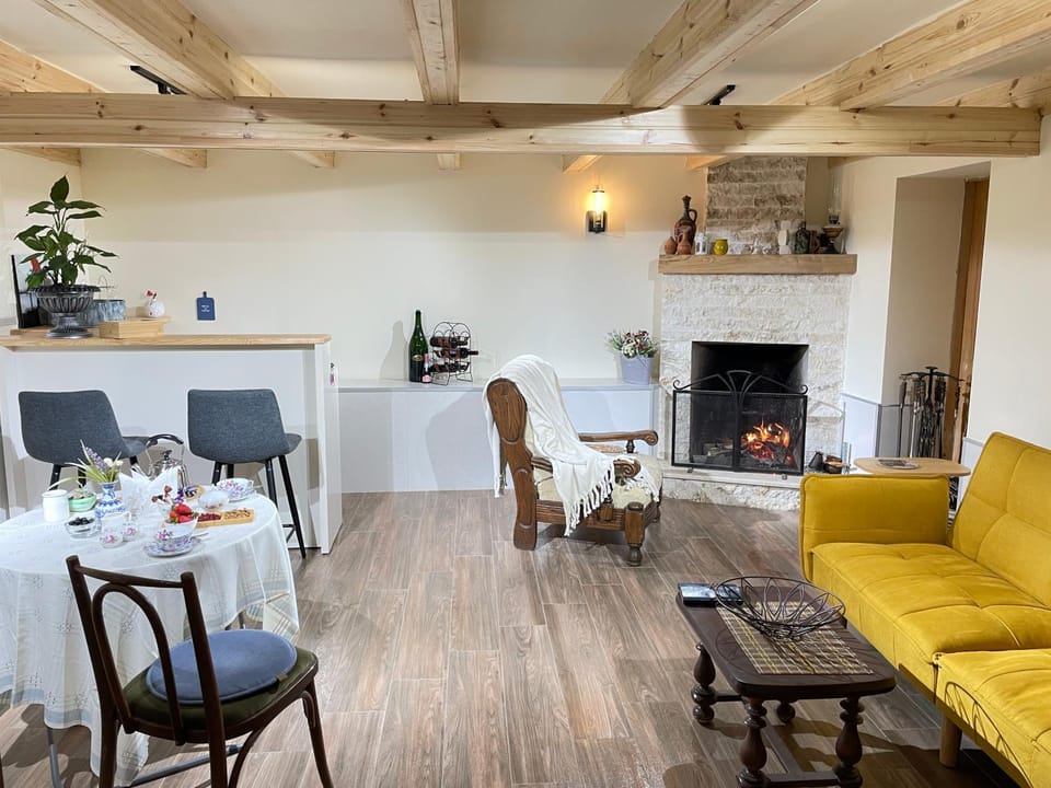 Kitchen or kitchenette, Seating area, Dining area, flat iron