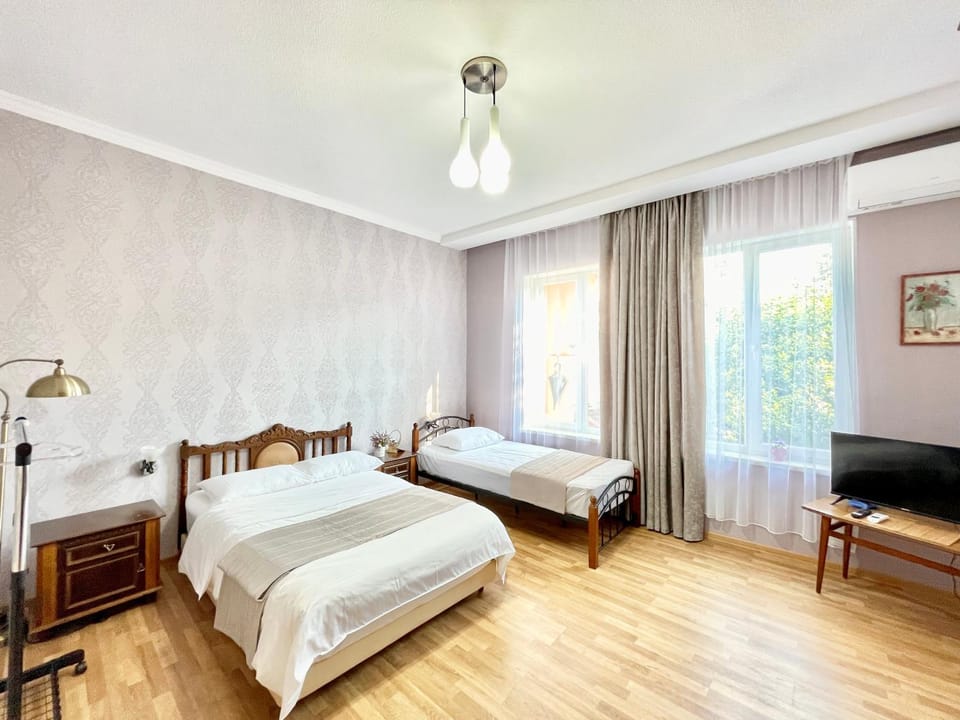 Bed, TV and multimedia, Bedroom