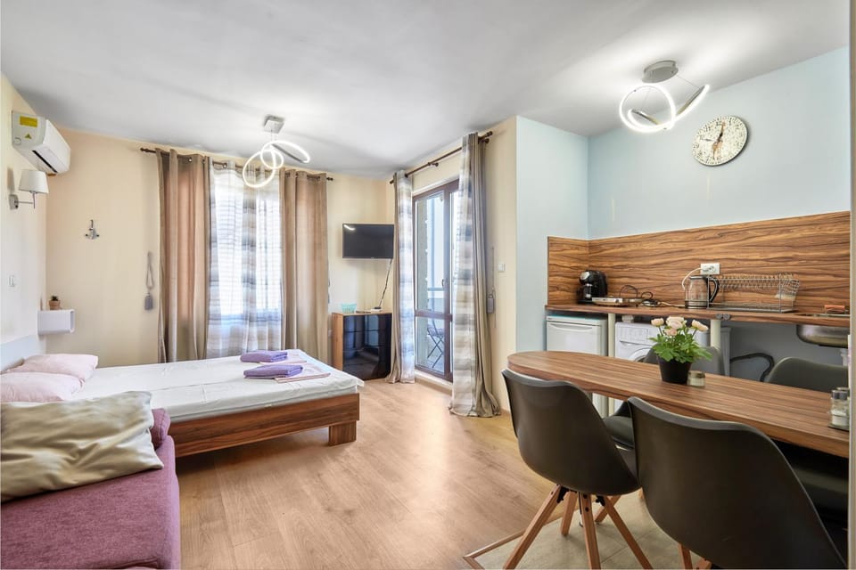 Bed, TV and multimedia, Dining area