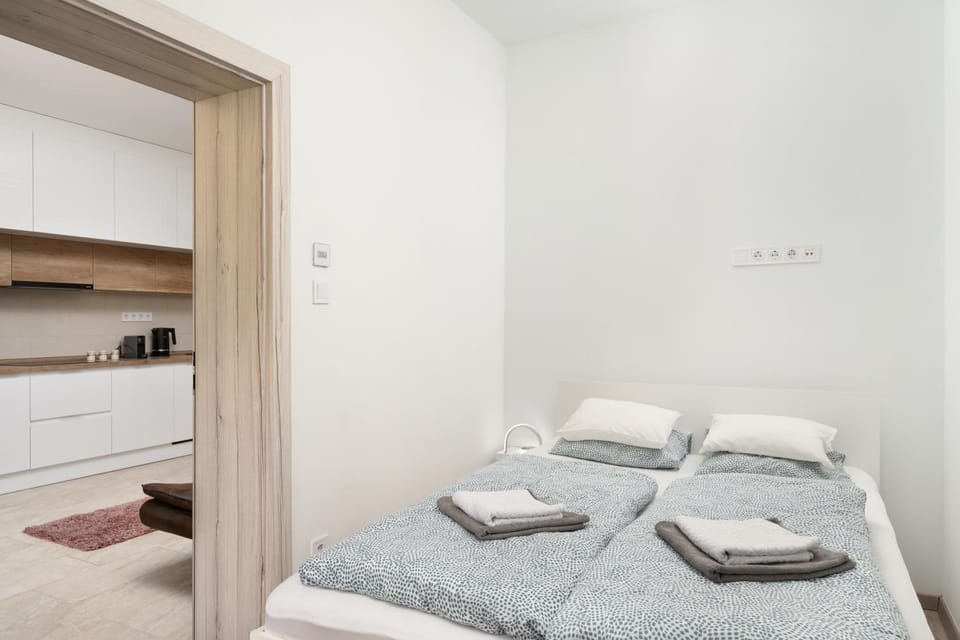 Bed, Bedroom, towels