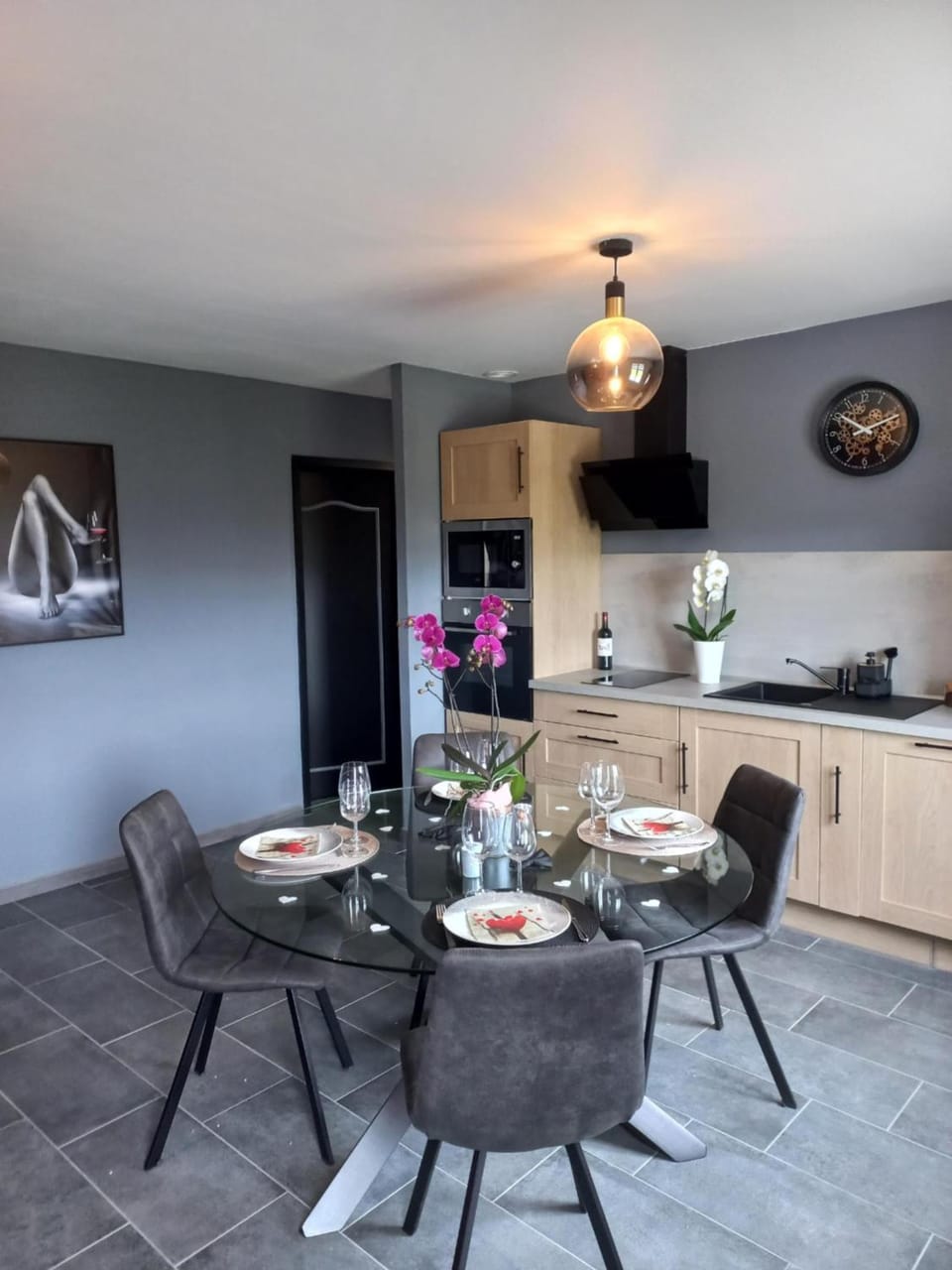 Kitchen or kitchenette, Dining area