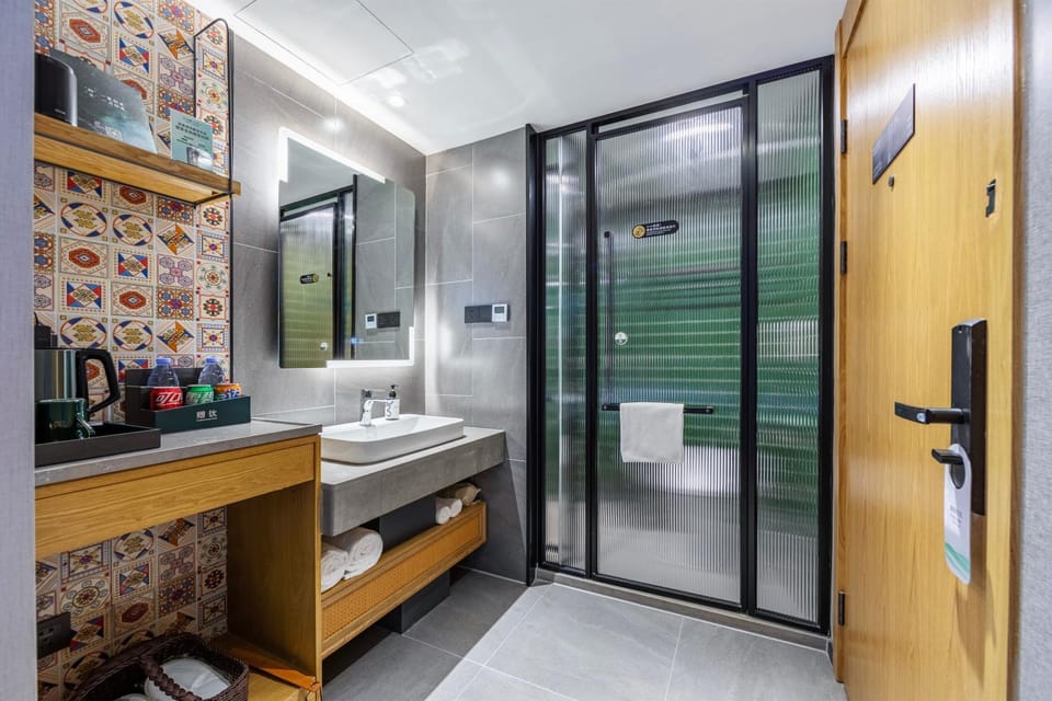 Shower, Toilet, Bathroom, towels