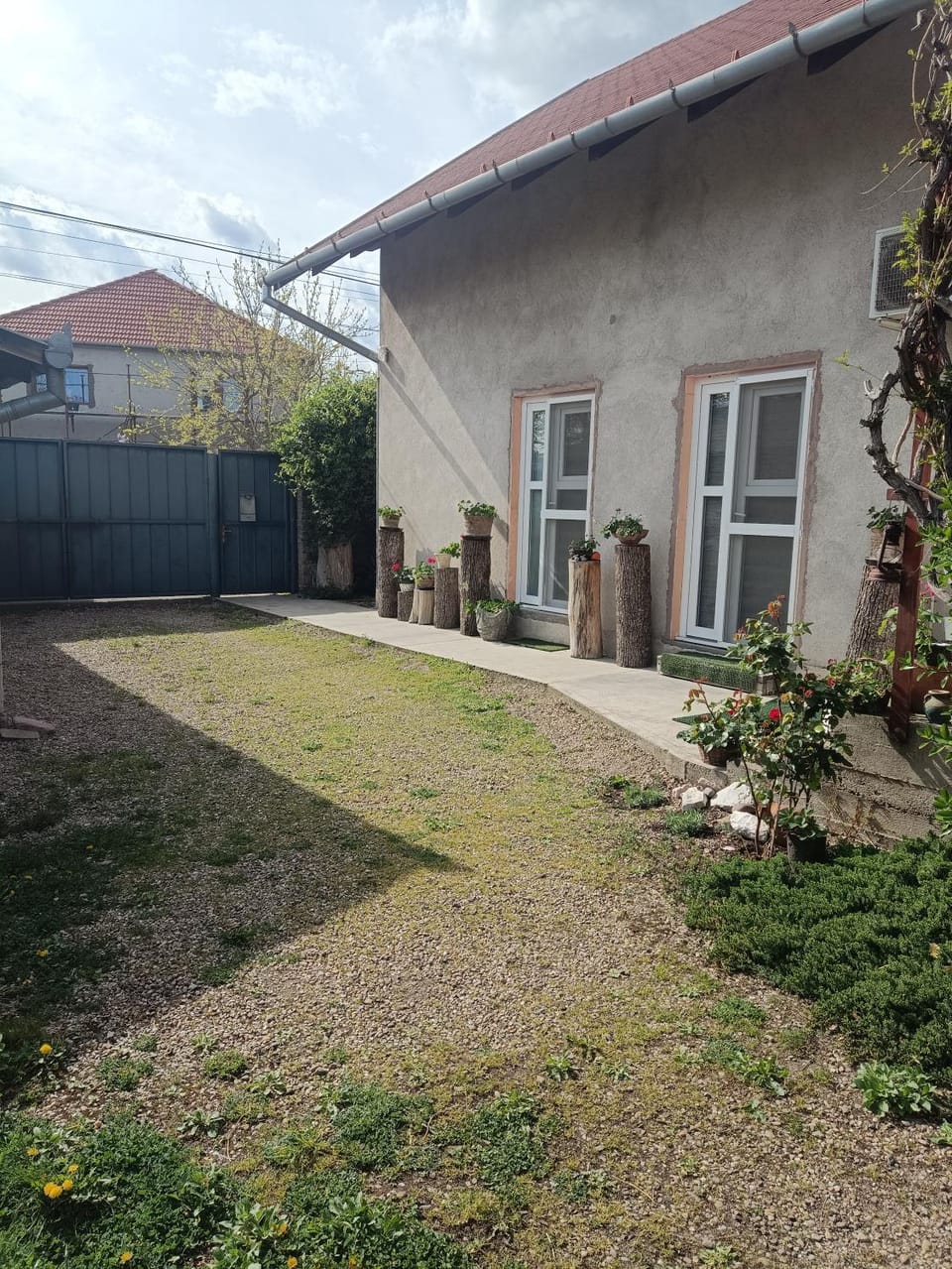 Property building, Day, Garden, Garden, Balcony/Terrace