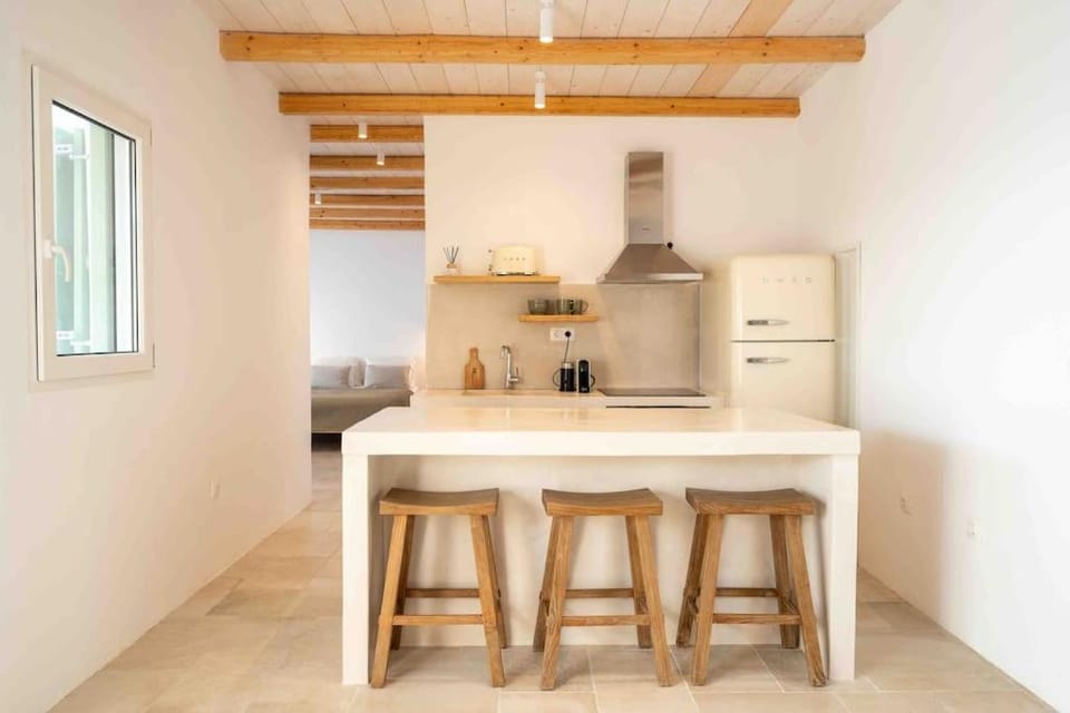 Coffee/tea facilities, Kitchen or kitchenette, Dining area, oven, stove