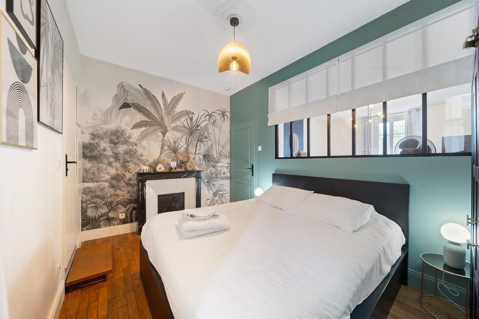 Bed, Photo of the whole room, Bedroom