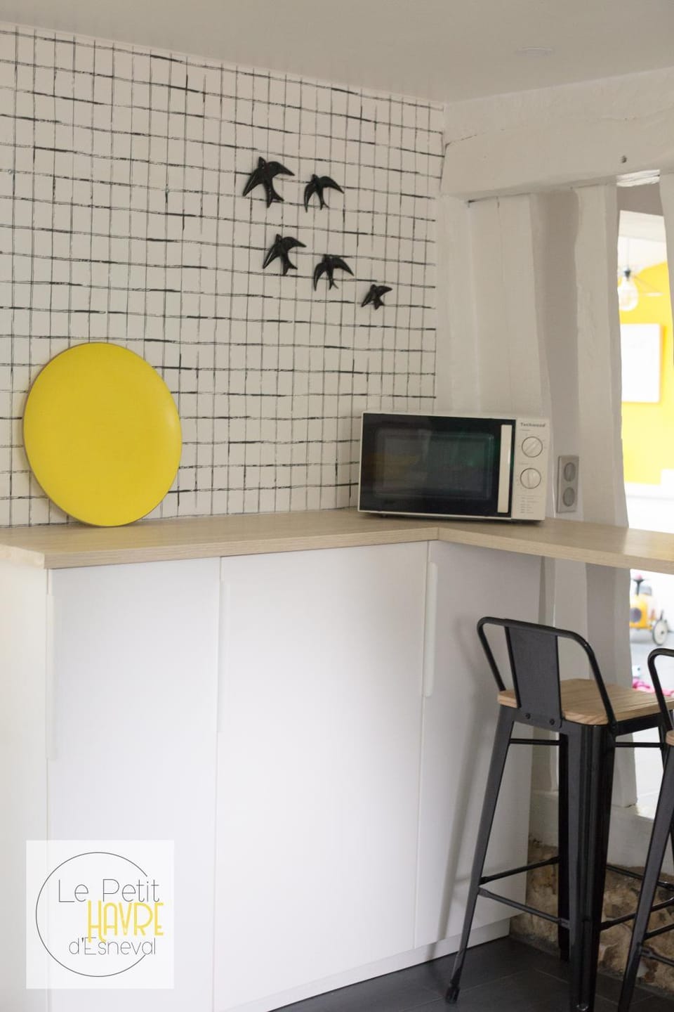 Lounge or bar, minibar, storage, kitchen