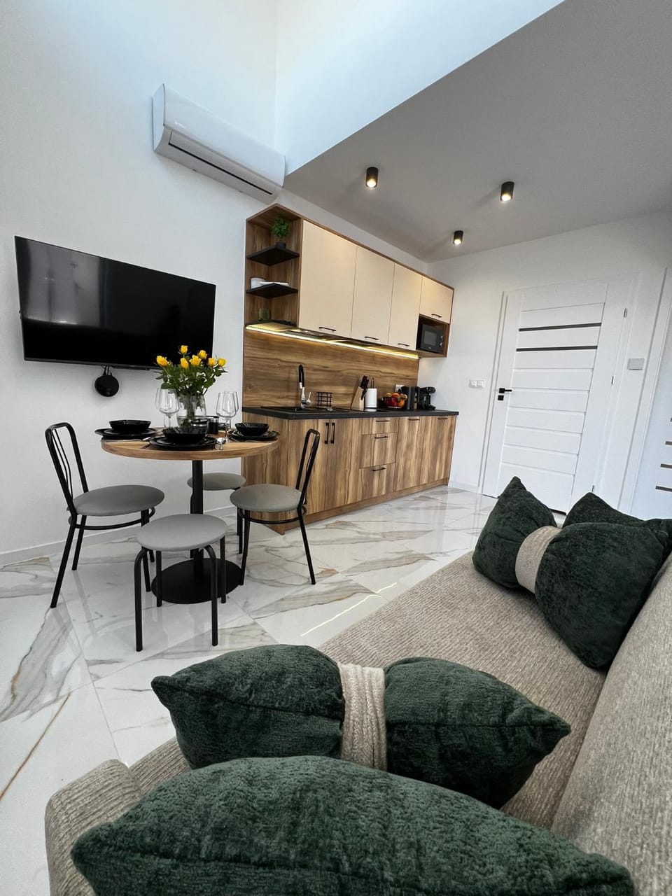 Communal lounge/ TV room, TV and multimedia, Kitchen or kitchenette, Living room, Seating area, Dining area, Evening entertainment, minibar, oven, pet friendly, air conditioner