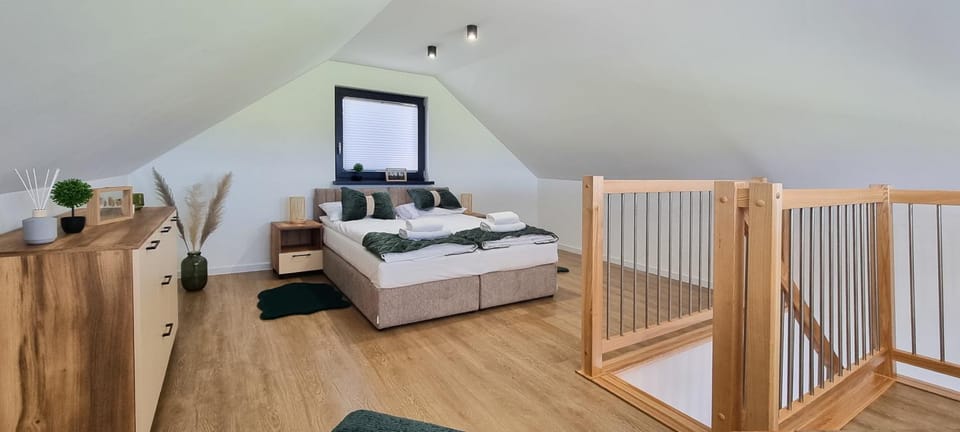 Bed, Photo of the whole room, Bedroom, internet, towels