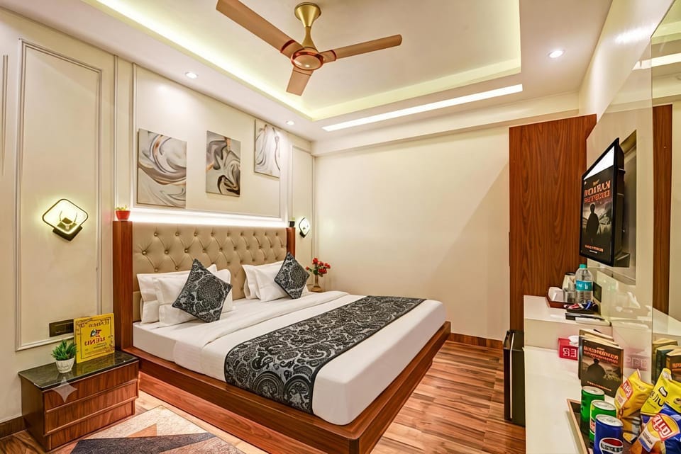 Communal lounge/ TV room, Bed, TV and multimedia, Photo of the whole room, Evening entertainment, Bedroom, fireplace, wardrobe