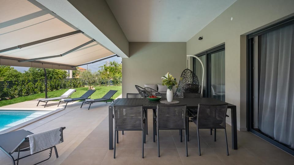Day, View (from property/room), Balcony/Terrace, Seating area, Pool view, Swimming pool, sunbed