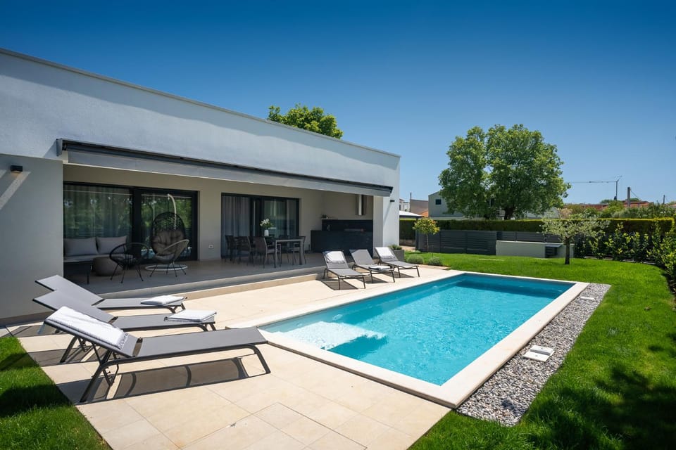 Patio, Spring, Day, Garden, Garden view, Pool view, Swimming pool, sunbed, towels