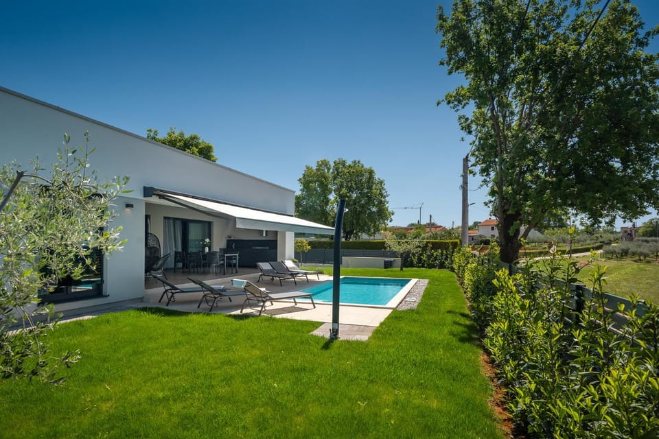 Property building, Patio, Spring, Day, Garden, Garden view, Pool view, Swimming pool, sunbed