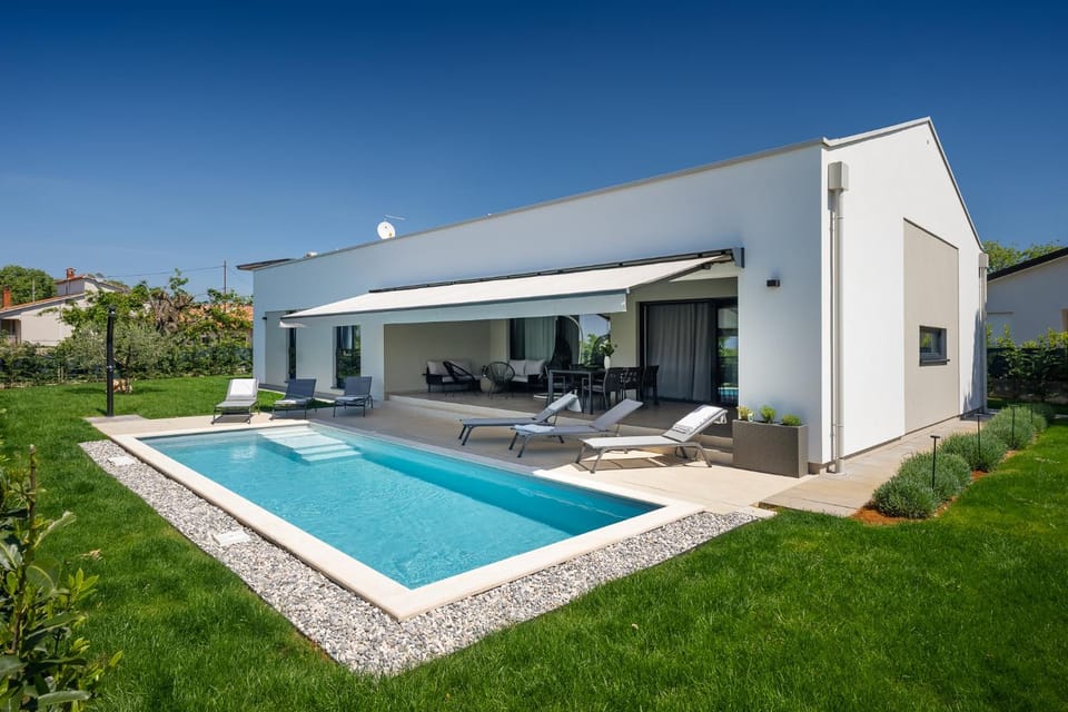 Property building, Patio, Spring, Day, Garden, View (from property/room), Garden view, Pool view, Swimming pool, sunbed
