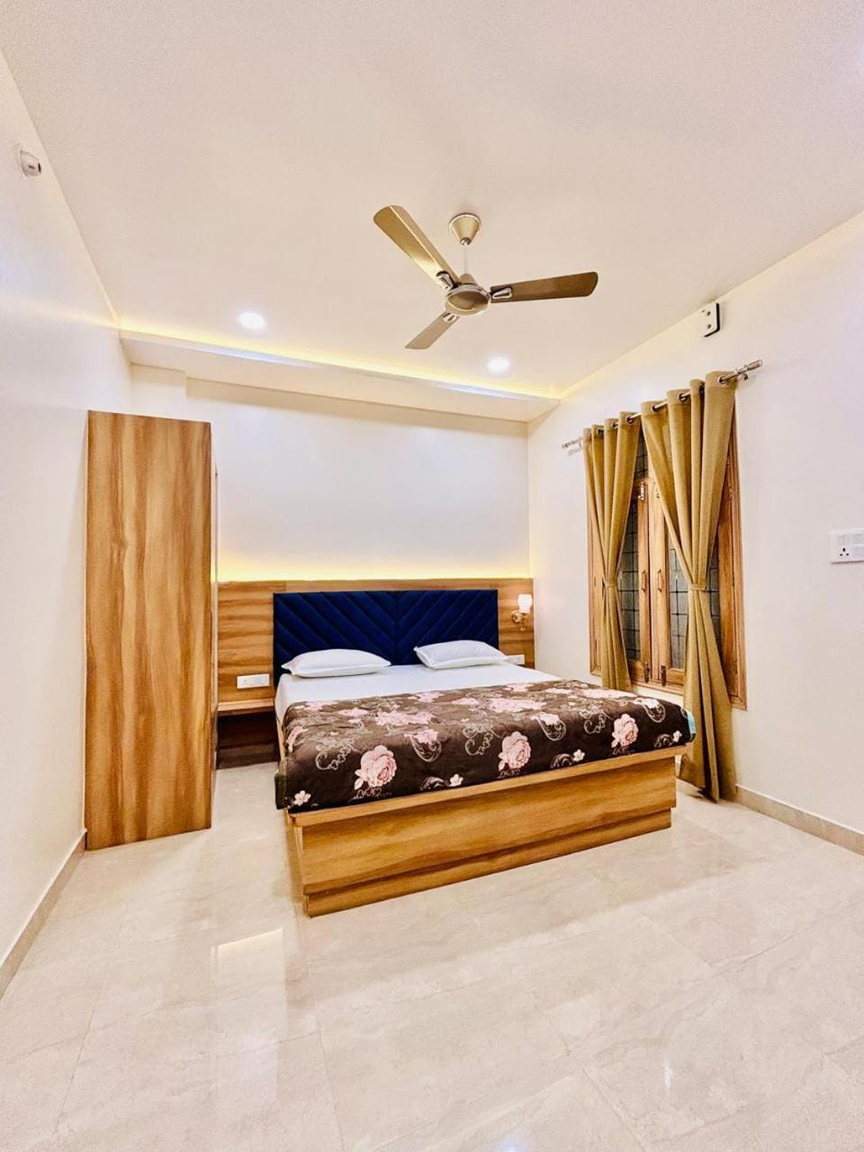 Photo of the whole room, Bedroom