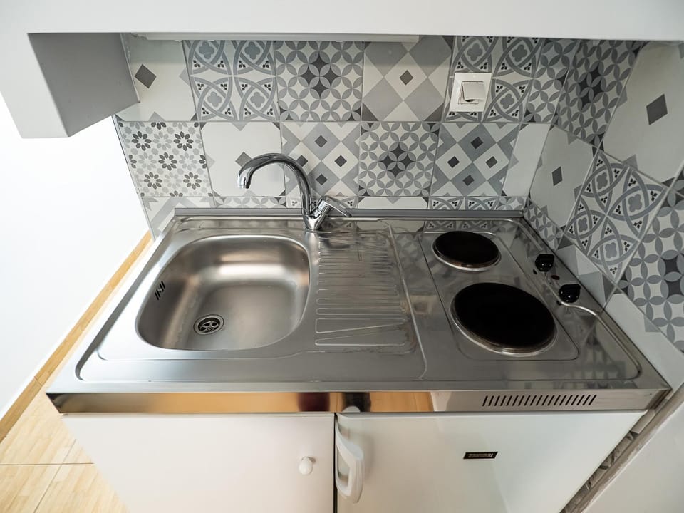 Kitchen or kitchenette, Photo of the whole room, stove