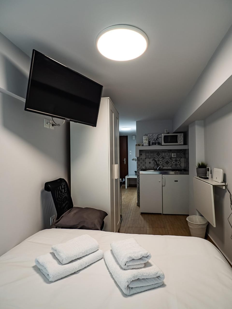Bed, TV and multimedia, Kitchen or kitchenette, Photo of the whole room, Decorative detail, Bedroom, microwave, pet friendly, stove, towels, wardrobe