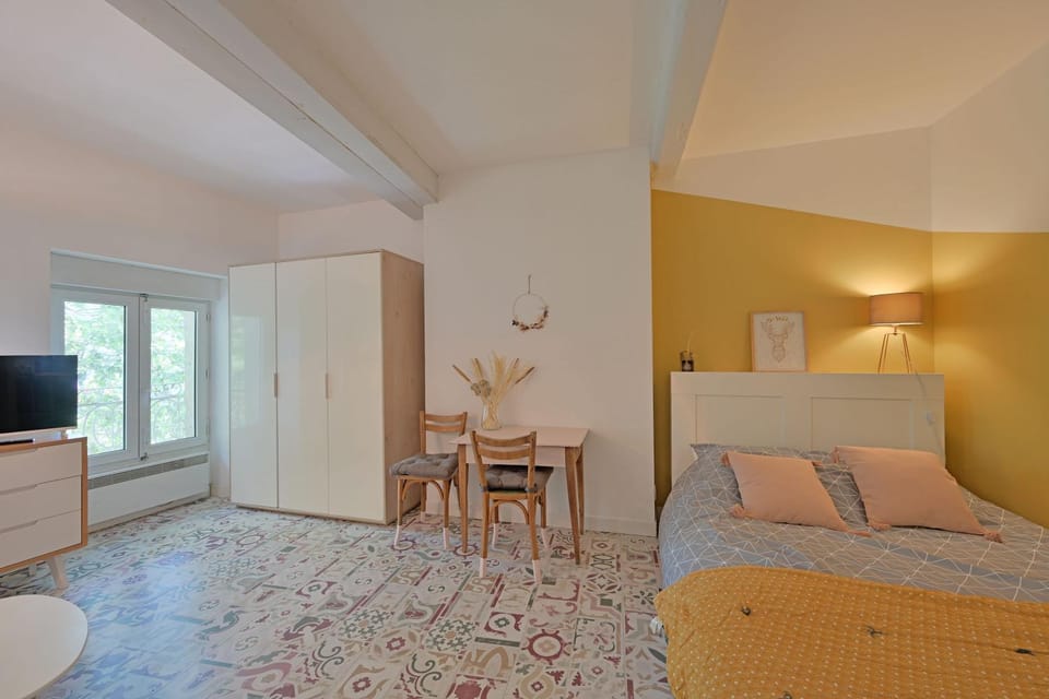 Bed, TV and multimedia, Living room, Photo of the whole room, Seating area, Dining area, Bedroom