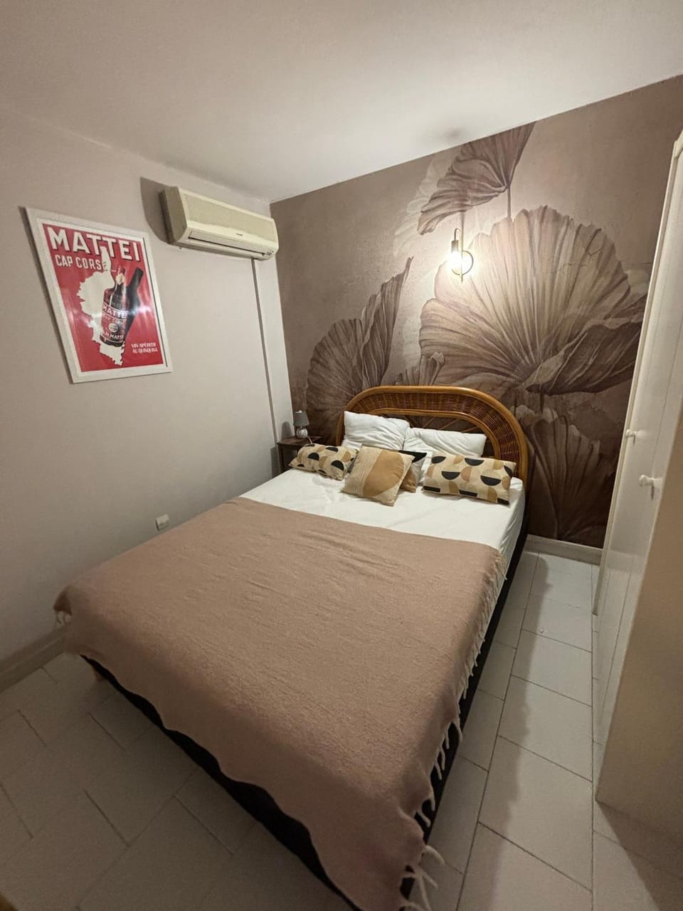 Photo of the whole room, Bedroom