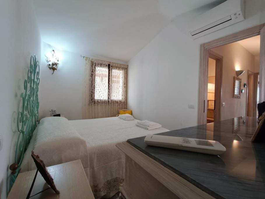 Photo of the whole room, air conditioner