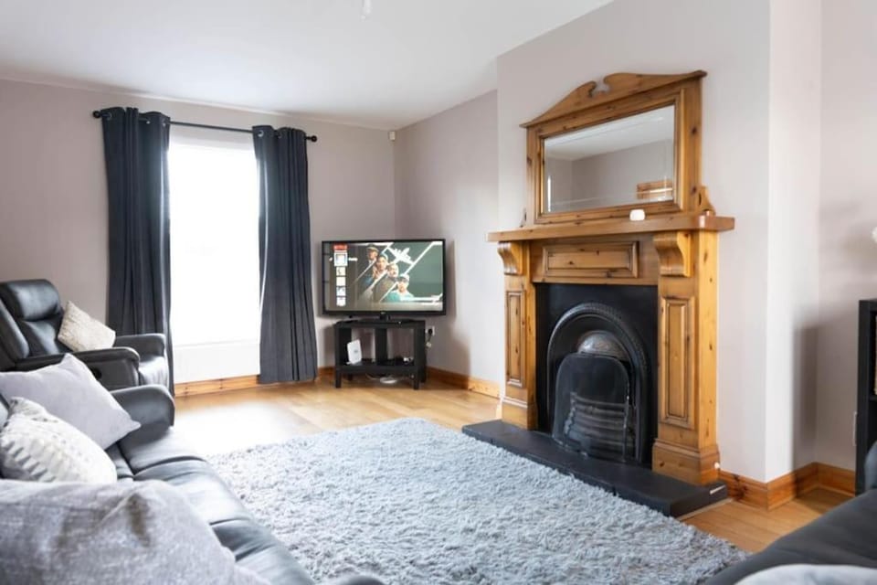 TV and multimedia, Living room, Seating area, flat iron