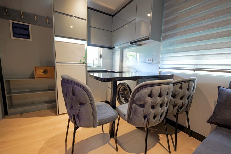 Kitchen or kitchenette, Seating area