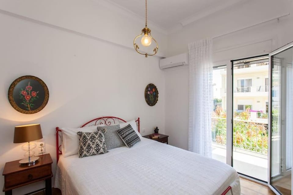 Photo of the whole room, Bedroom, air conditioner