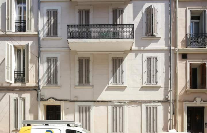 Lumineux studio vue Faron Apartment in Toulon