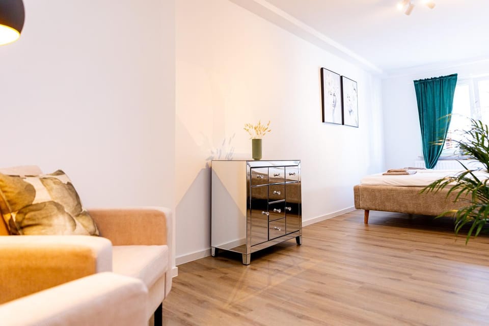 TV and multimedia, Living room, Seating area, Bedroom