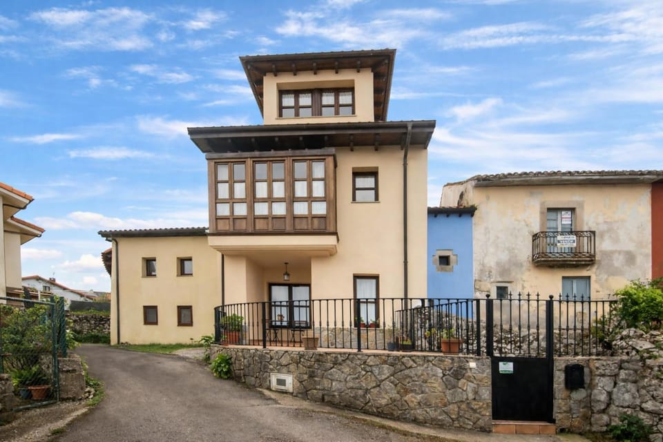 Property building, Patio, Balcony/Terrace