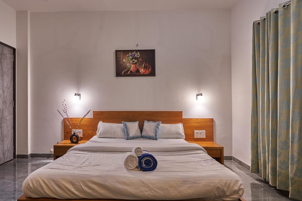 Bed, Bedroom, towels