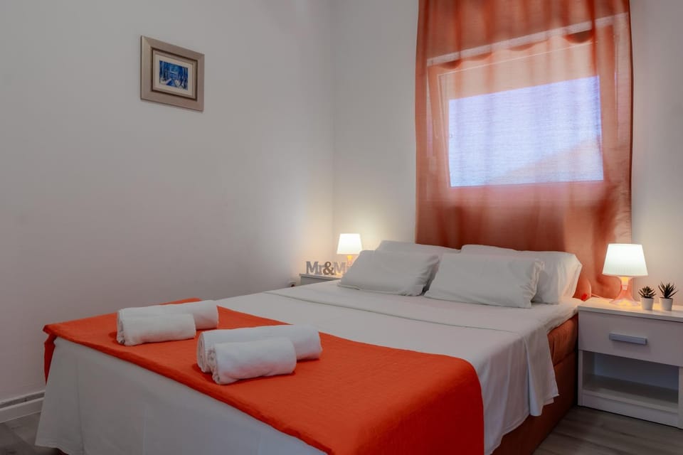 Bed, Bedroom, towels