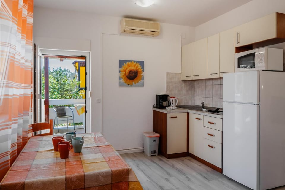 Kitchen or kitchenette, Dining area, minibar, stove